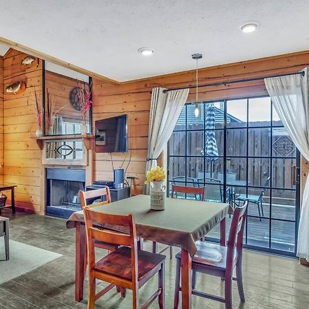 3 Bedroom Log Cabin Condo Close To Everything! แบรนสัน ภายนอก รูปภาพ