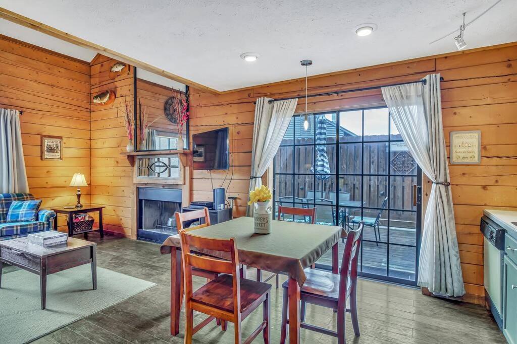 3 Bedroom Log Cabin Condo Close To Everything! แบรนสัน ภายนอก รูปภาพ