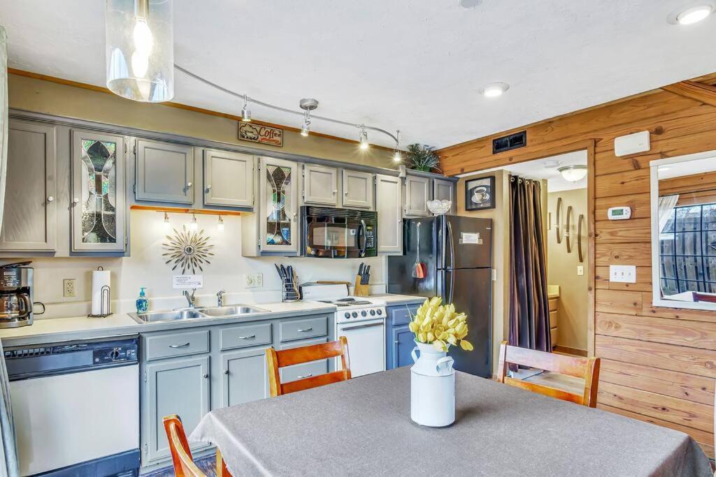 3 Bedroom Log Cabin Condo Close To Everything! แบรนสัน ภายนอก รูปภาพ