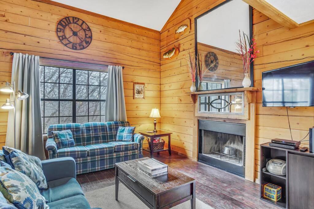 3 Bedroom Log Cabin Condo Close To Everything! แบรนสัน ภายนอก รูปภาพ
