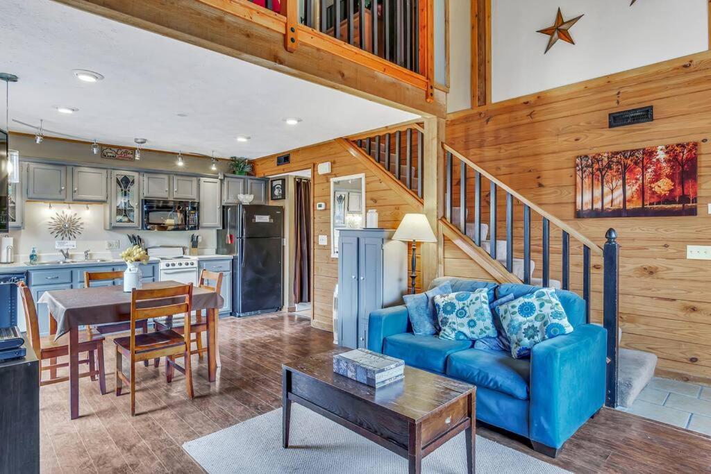 3 Bedroom Log Cabin Condo Close To Everything! แบรนสัน ภายนอก รูปภาพ