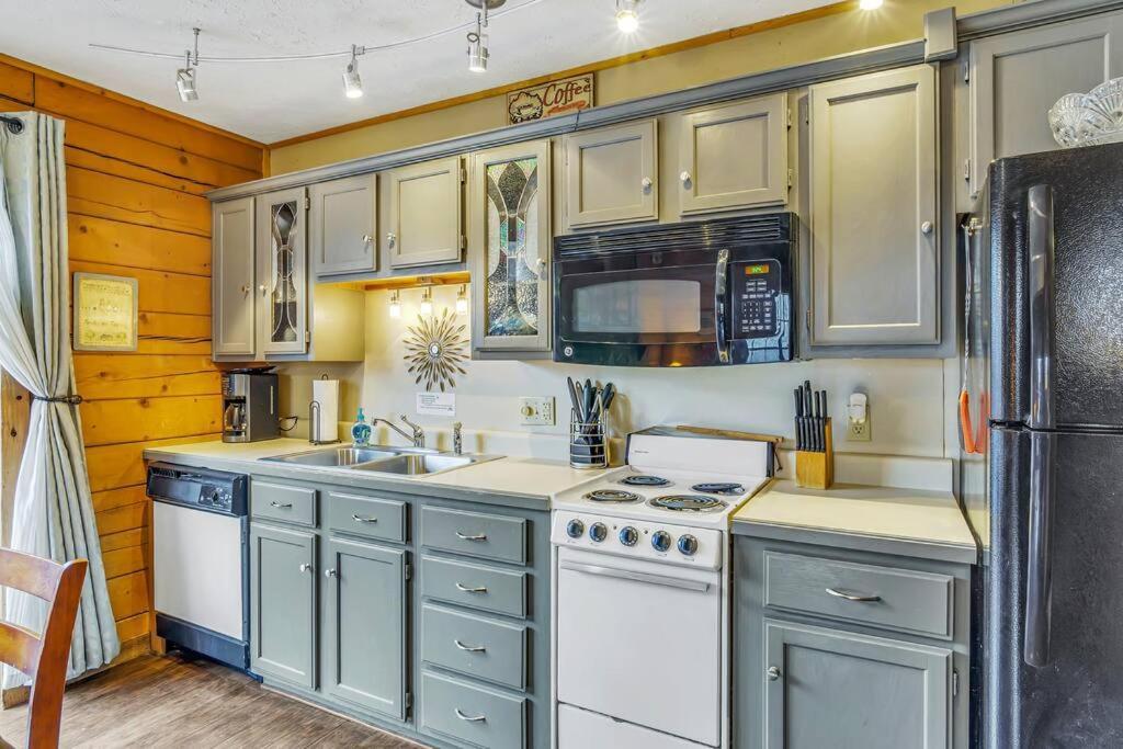 3 Bedroom Log Cabin Condo Close To Everything! แบรนสัน ภายนอก รูปภาพ