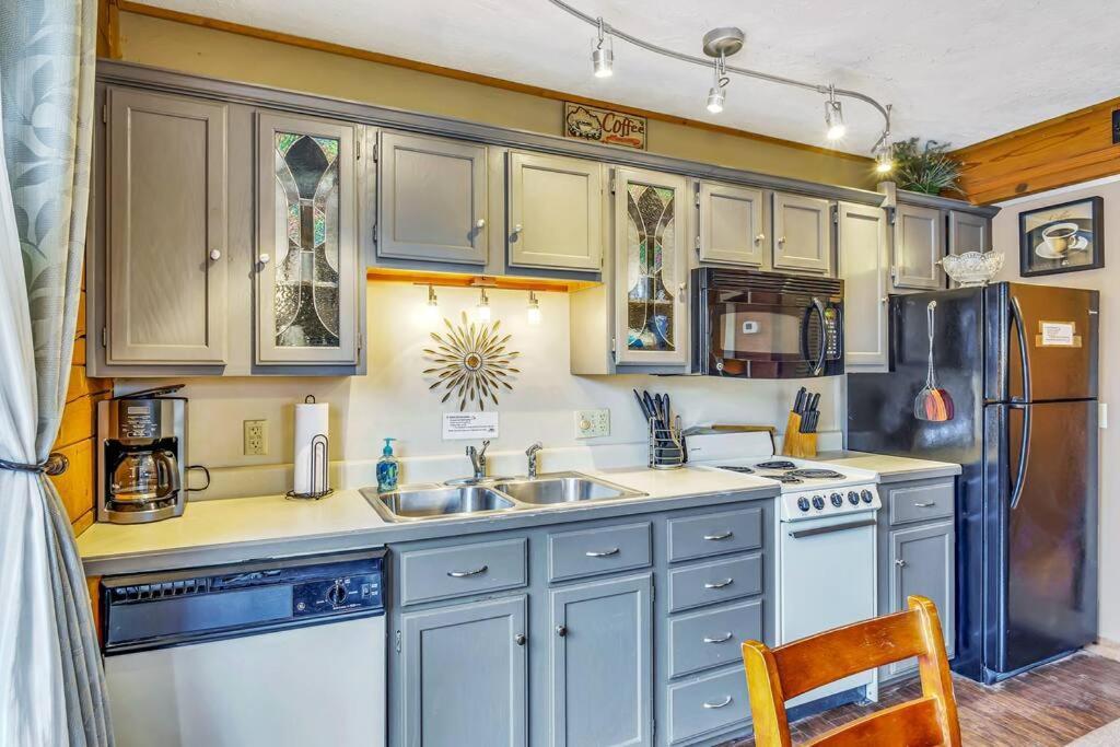 3 Bedroom Log Cabin Condo Close To Everything! แบรนสัน ภายนอก รูปภาพ